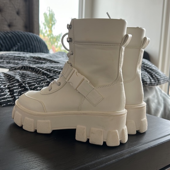 BRAND NEW FOREVER 21 WHITE COMBAT STYLISH BOOTS! - Picture 14 of 16